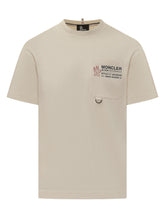 Moncler Grenoble T-Shirt con Taschino Logo Sabbia - Fall/Winter 2025 - On Sale - Uomo | Lidia Shopping